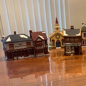 Department 56 - Heritage Village - 6 village pieces + accessories